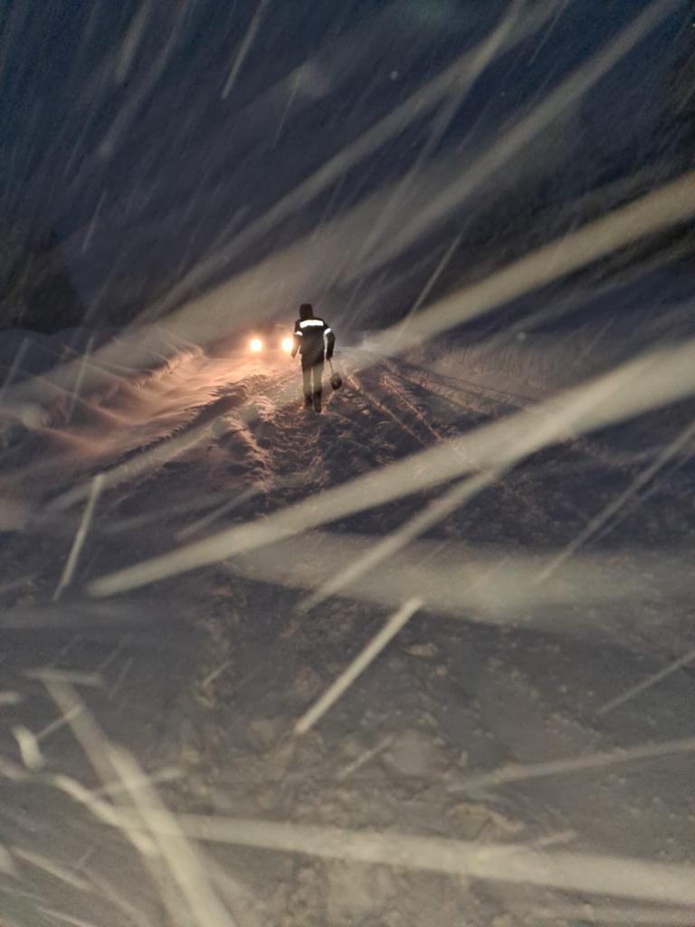 Intervenţie de urgenţă a jandarmilor montani. Au salvat 80 de oameni blocaţi în zăpadă 815008