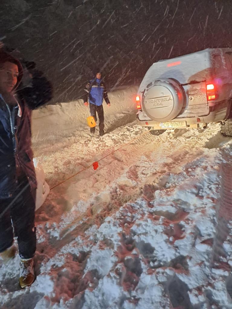 Intervenţie de urgenţă a jandarmilor montani. Au salvat 80 de oameni blocaţi în zăpadă 815009