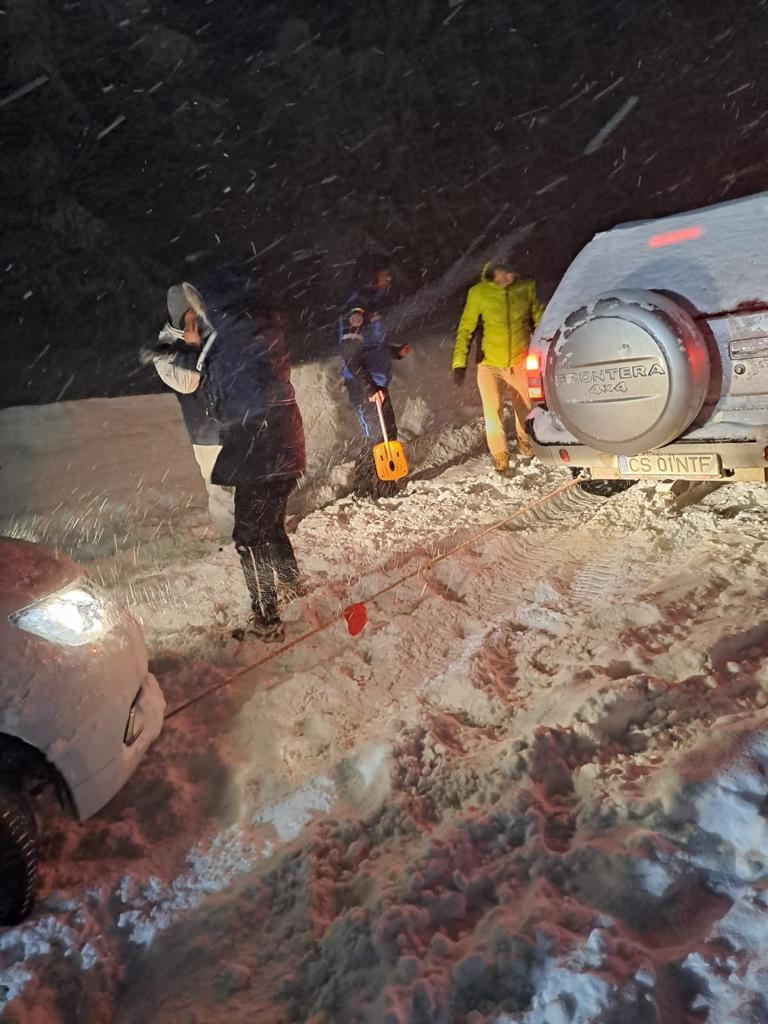 Intervenţie de urgenţă a jandarmilor montani. Au salvat 80 de oameni blocaţi în zăpadă 815010