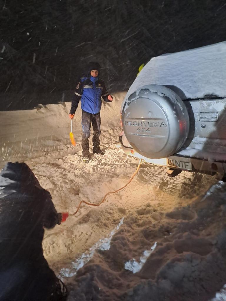 Intervenţie de urgenţă a jandarmilor montani. Au salvat 80 de oameni blocaţi în zăpadă 815011