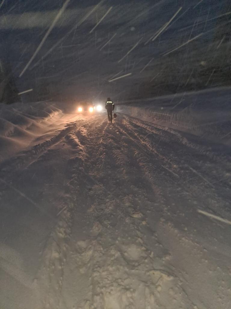 Intervenţie de urgenţă a jandarmilor montani. Au salvat 80 de oameni blocaţi în zăpadă 815012