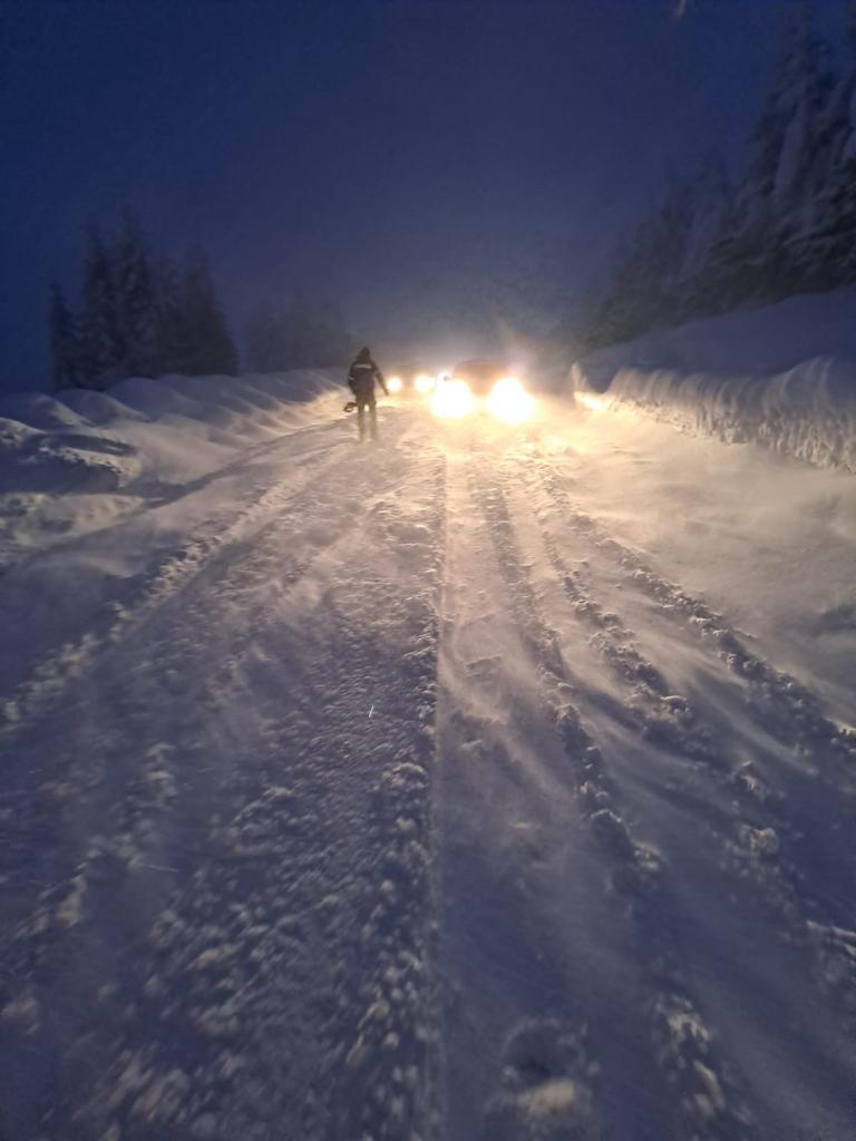 Intervenţie de urgenţă a jandarmilor montani. Au salvat 80 de oameni blocaţi în zăpadă 815013