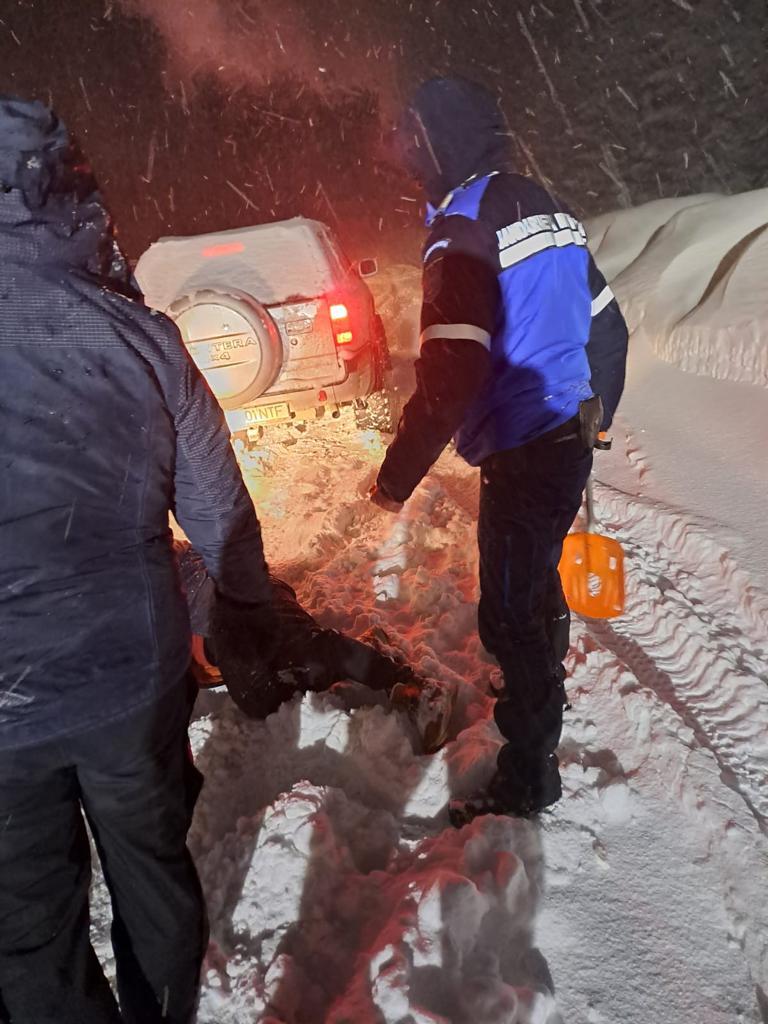 Intervenţie de urgenţă a jandarmilor montani. Au salvat 80 de oameni blocaţi în zăpadă 815014