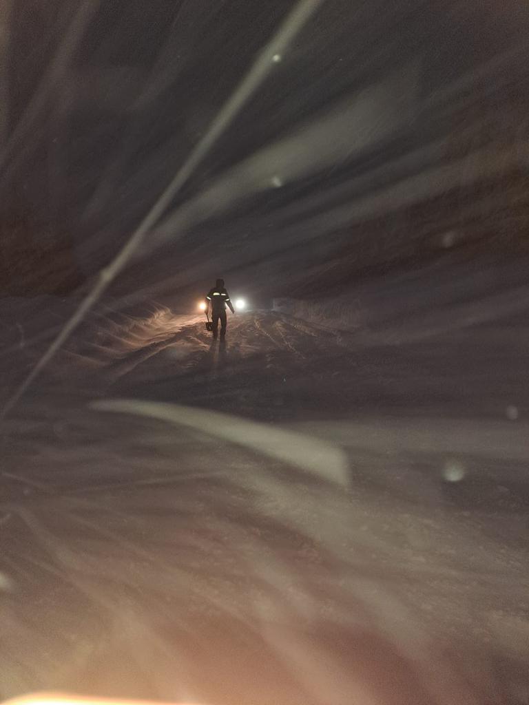 Intervenţie de urgenţă a jandarmilor montani. Au salvat 80 de oameni blocaţi în zăpadă 815015