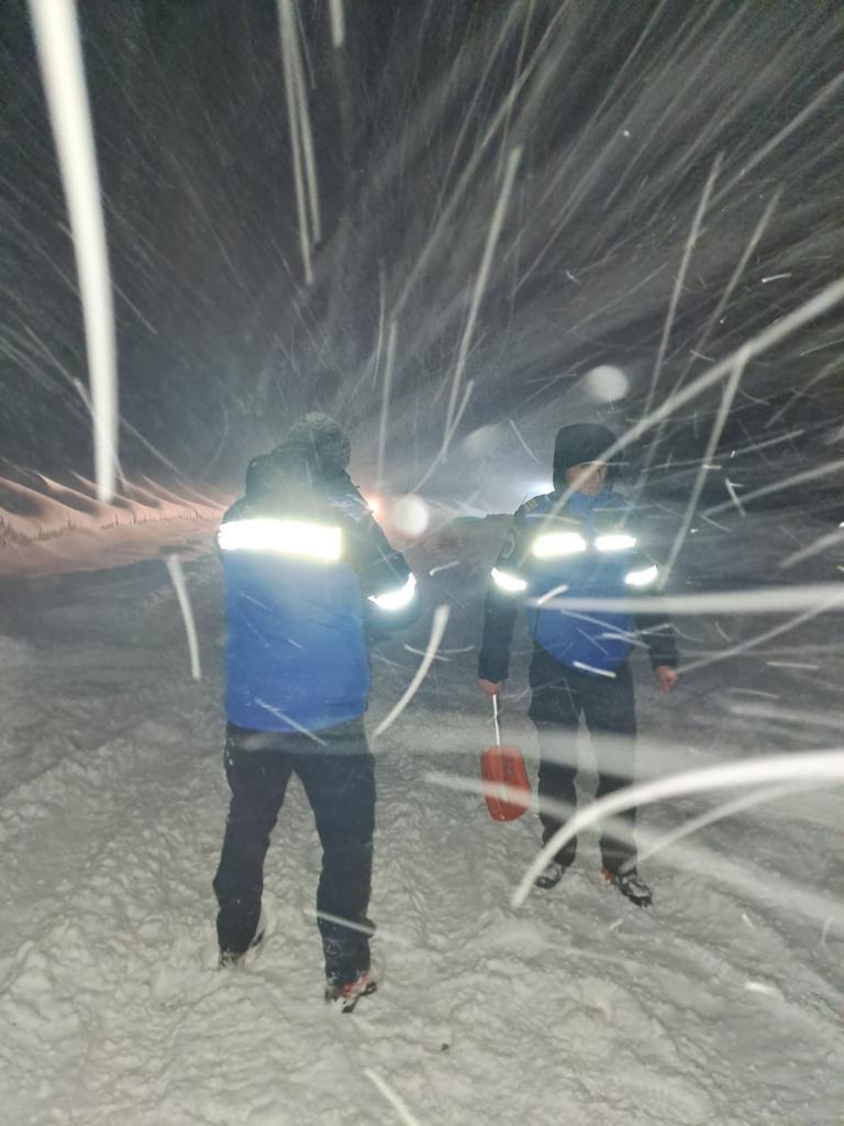 Intervenţie de urgenţă a jandarmilor montani. Au salvat 80 de oameni blocaţi în zăpadă 815016