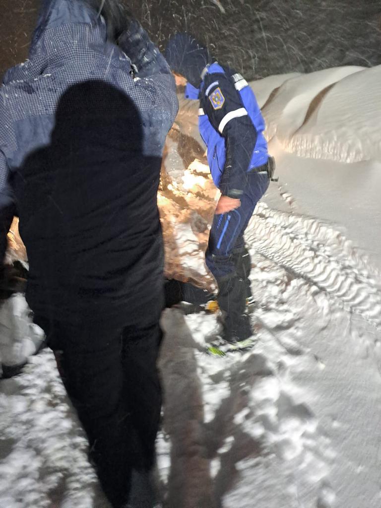Intervenţie de urgenţă a jandarmilor montani. Au salvat 80 de oameni blocaţi în zăpadă 815017