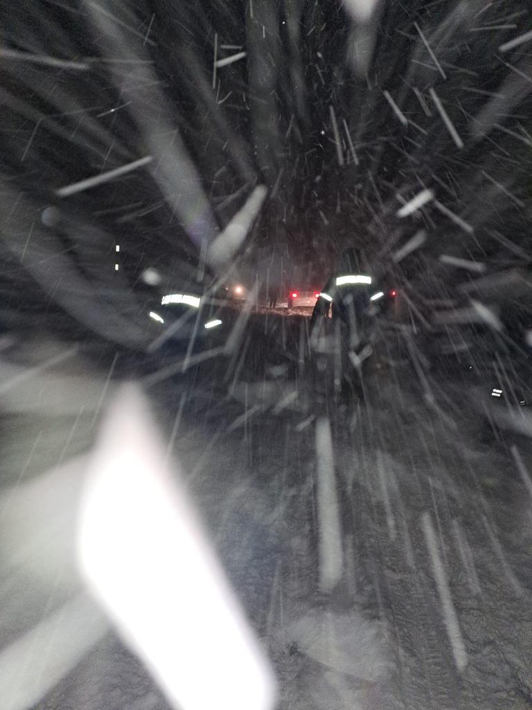 Intervenţie de urgenţă a jandarmilor montani. Au salvat 80 de oameni blocaţi în zăpadă 815018