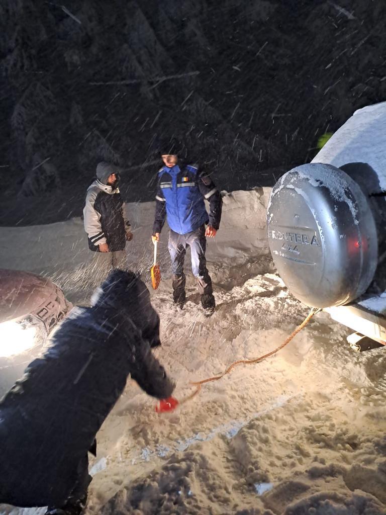Intervenţie de urgenţă a jandarmilor montani. Au salvat 80 de oameni blocaţi în zăpadă 815019