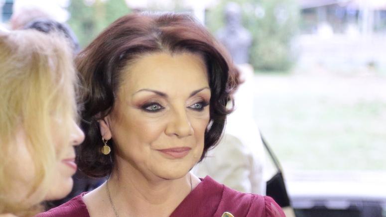 Recunoşti fetiţa bosumflată din imagine? Azi e printre cele mai celebre actriţe de la noi din ţară 814845