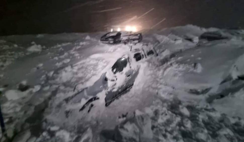 60 de oameni, dintre care 14 copii, sunt blocați la cabana lovită de avalanșă, pe Transfăgărășan. Salvamontiștii încearcă de ore bune să intervină 815051