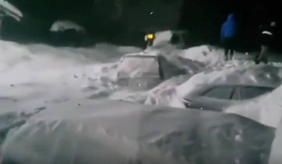 60 de oameni, dintre care 14 copii, sunt blocați la cabana lovită de avalanșă, pe Transfăgărășan. Salvamontiștii încearcă de ore bune să intervină 815052
