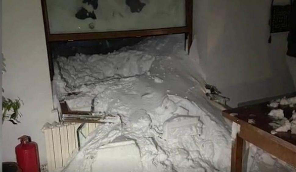 60 de oameni, dintre care 14 copii, sunt blocați la cabana lovită de avalanșă, pe Transfăgărășan. Salvamontiștii încearcă de ore bune să intervină 815053