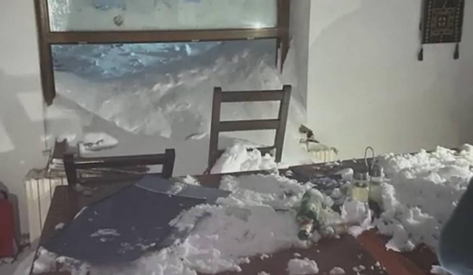 60 de oameni, dintre care 14 copii, sunt blocați la cabana lovită de avalanșă, pe Transfăgărășan. Salvamontiștii încearcă de ore bune să intervină 815054