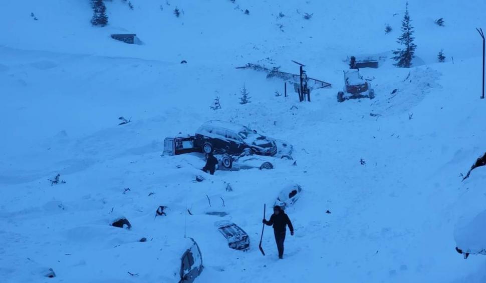 60 de oameni, dintre care 14 copii, sunt blocați la cabana lovită de avalanșă, pe Transfăgărășan. Salvamontiștii încearcă de ore bune să intervină 815056