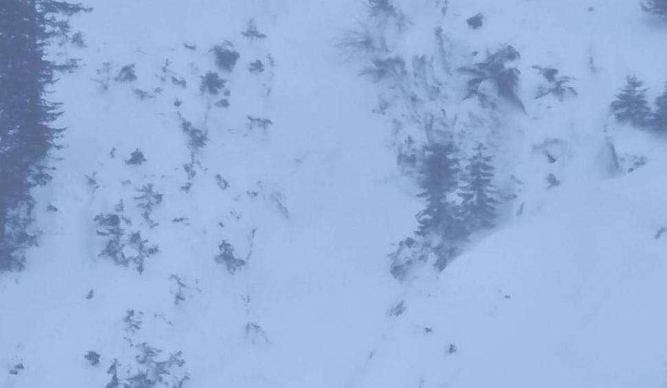 60 de oameni, dintre care 14 copii, sunt blocați la cabana lovită de avalanșă, pe Transfăgărășan. Salvamontiștii încearcă de ore bune să intervină 815057