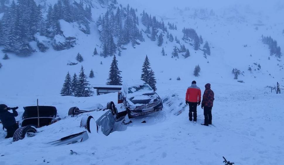 60 de oameni, dintre care 14 copii, sunt blocați la cabana lovită de avalanșă, pe Transfăgărășan. Salvamontiștii încearcă de ore bune să intervină 815058
