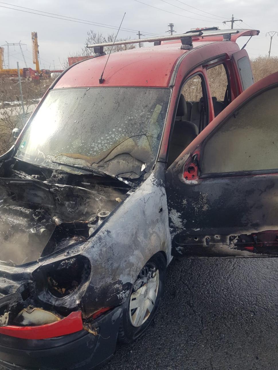 O maşină a luat foc pe autostrada A1, pe sensul de mers spre Capitală 815069