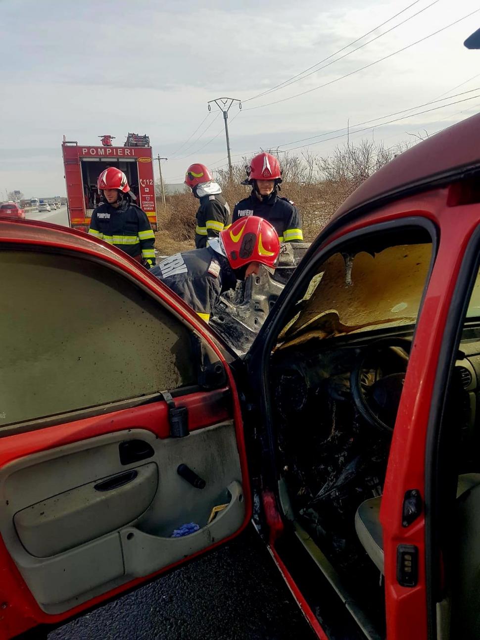 O maşină a luat foc pe autostrada A1, pe sensul de mers spre Capitală 815070