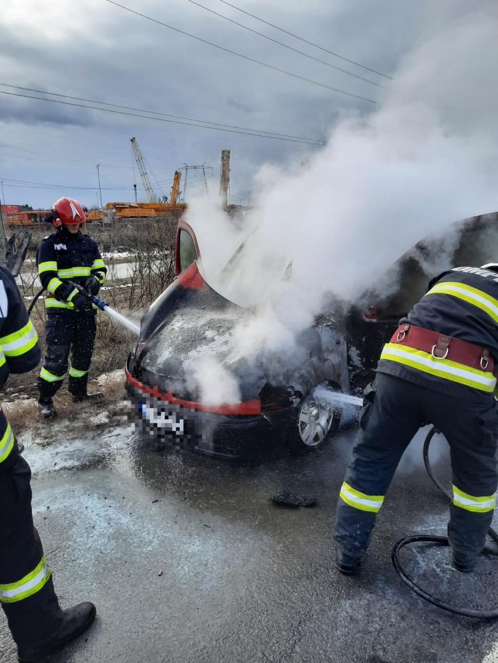 O maşină a luat foc pe autostrada A1, pe sensul de mers spre Capitală 815071