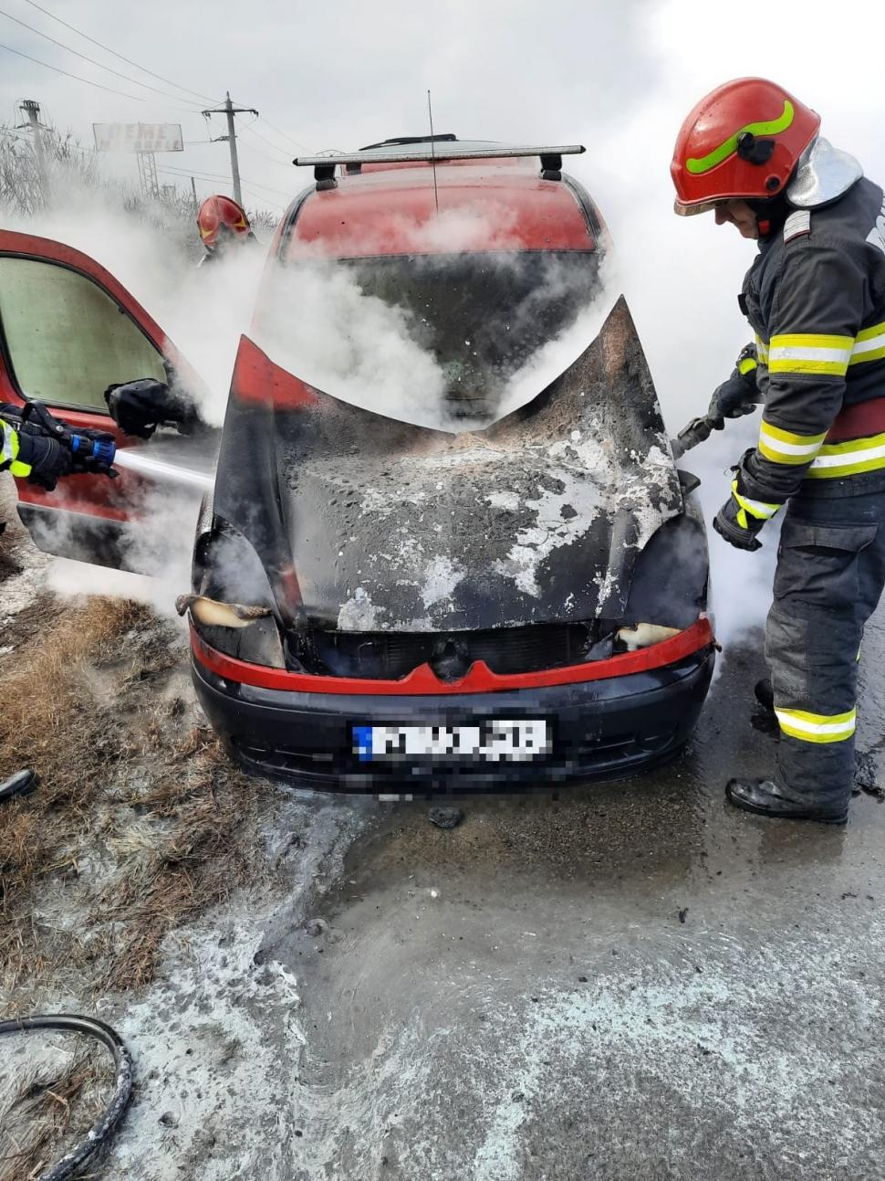 O maşină a luat foc pe autostrada A1, pe sensul de mers spre Capitală 815072