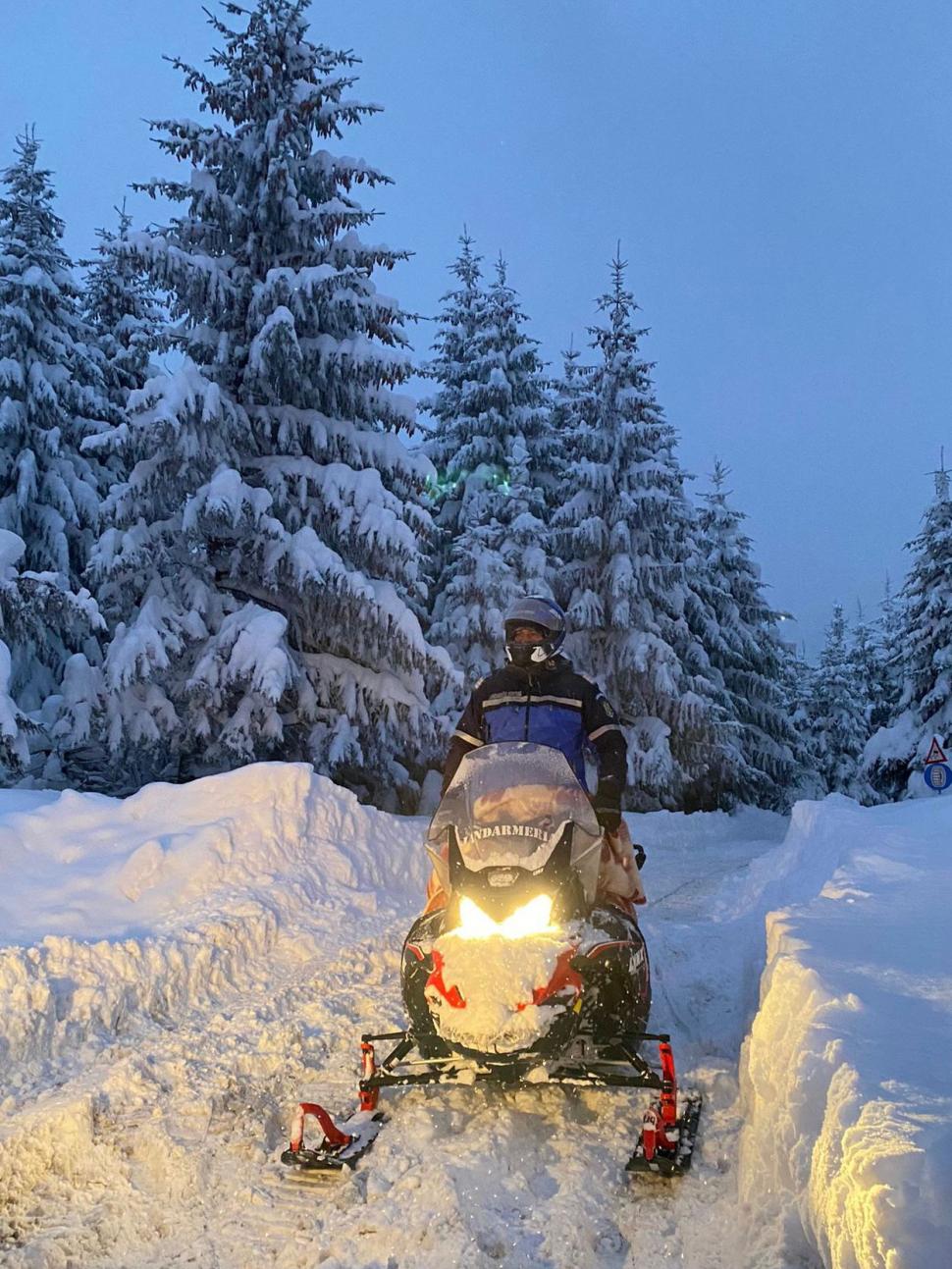 Momente de panică după ce zeci de turiști au rămas blocați de nămeți la Păltiniș | Nămeții au depășit 120 de centimetri 815104