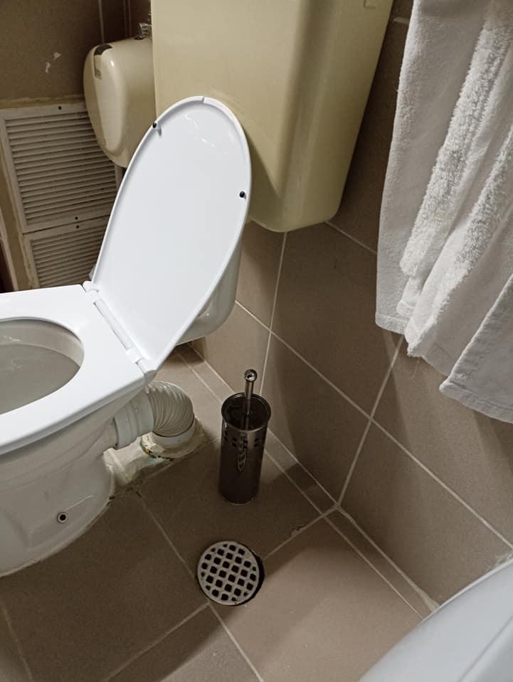 Cât a plătit o turistă pe cazare într-un hotel de 4 stele din Sinaia. Camera primită a ajuns virală: "Și un WC public arăta mai bine" 815325