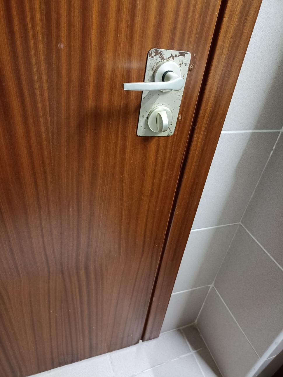 Cât a plătit o turistă pe cazare într-un hotel de 4 stele din Sinaia. Camera primită a ajuns virală: "Și un WC public arăta mai bine" 815326