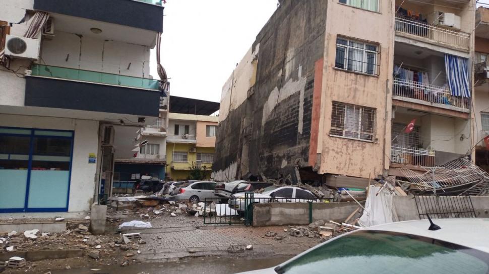 După cutremurul care a ucis peste 1.200 de victime în Turcia și Siria, supraviețuitorii îngheață de frig | Gerul e adus de un ciclon mediteranean 815218