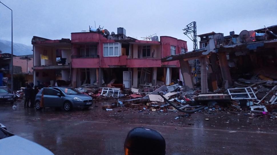 După cutremurul care a ucis peste 1.200 de victime în Turcia și Siria, supraviețuitorii îngheață de frig | Gerul e adus de un ciclon mediteranean 815219