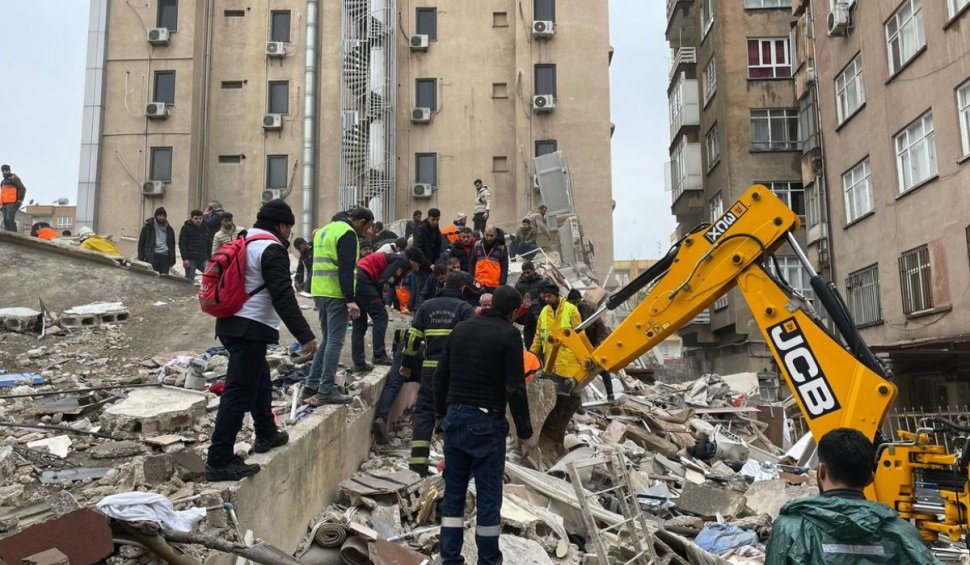 "Nu am simțit niciodată așa ceva în cei 40 de ani pe care i-am trăit” | Mărturii după cutremurul din Turcia, resimţit "ca și cum nu se va termina niciodată"