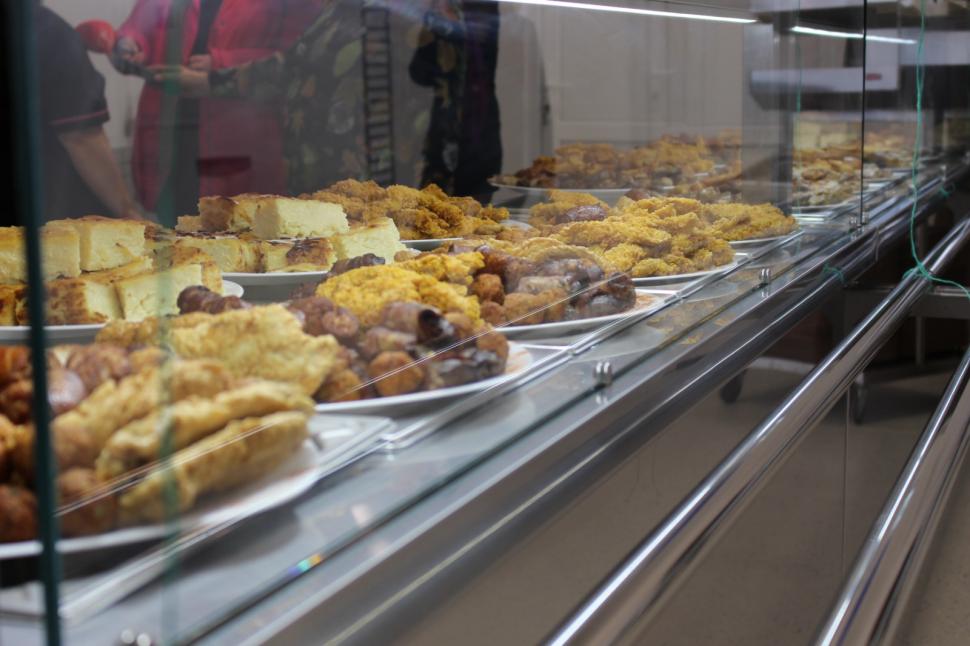 Orașul din România unde studenții pot mânca un meniu complet cu doar opt lei. Cantina modernă s-a deschis astăzi 815335