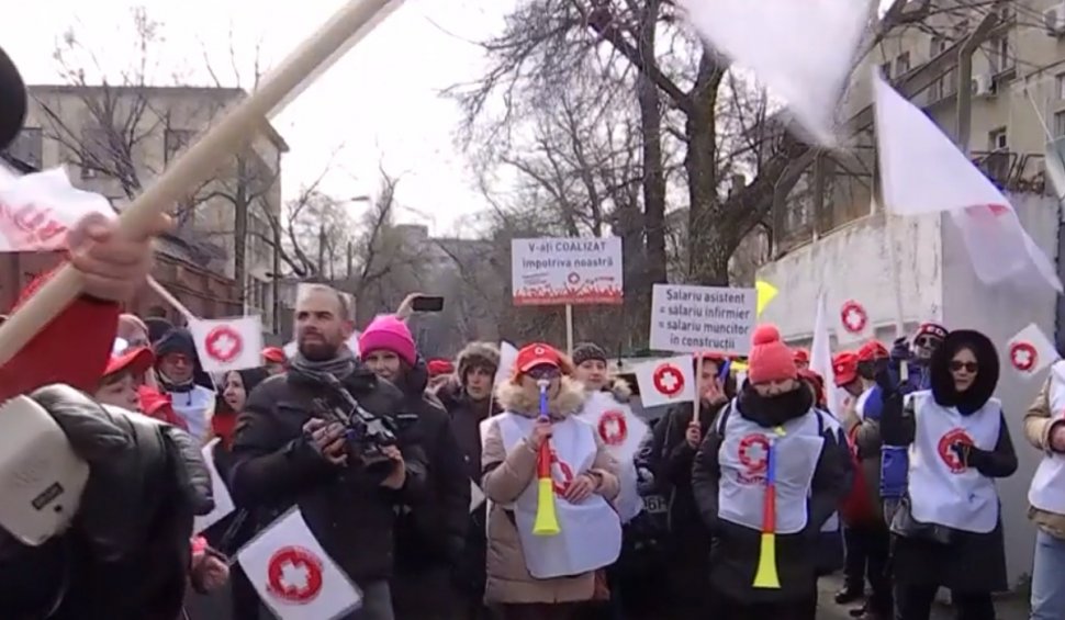 Angajații din Sănătate, proteste în Bucureşti: "Domnule premier, avem o porţie de frig şi pentru dvs"