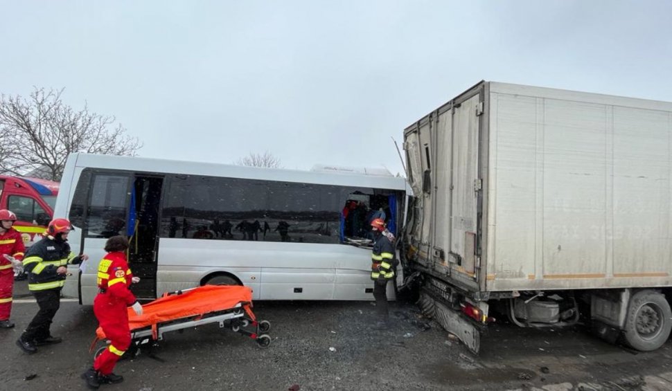 13 victime în urma unui accident între un microbuz și un TIR pe DN 2, în Bacău
