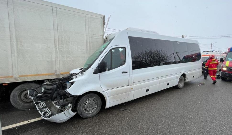 13 victime în urma unui accident între un microbuz și un TIR pe DN 2, în Bacău 815577
