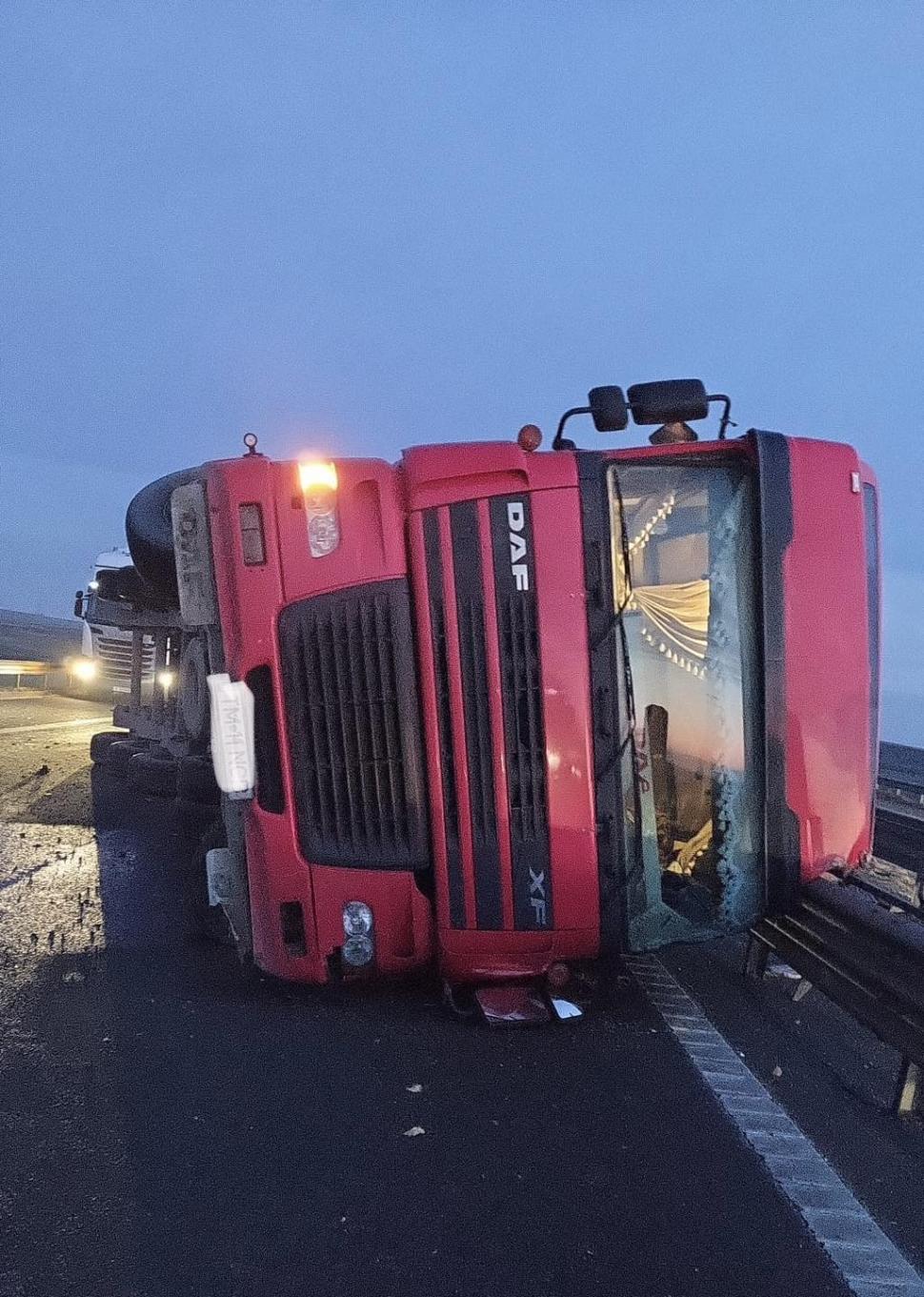 Două TIR-uri și o autoutilitară, implicate într-un accident pe A1. Traficul, restricționat 815470