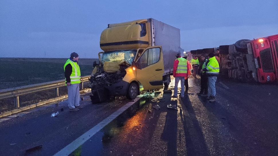 Două TIR-uri și o autoutilitară, implicate într-un accident pe A1. Traficul, restricționat 815471
