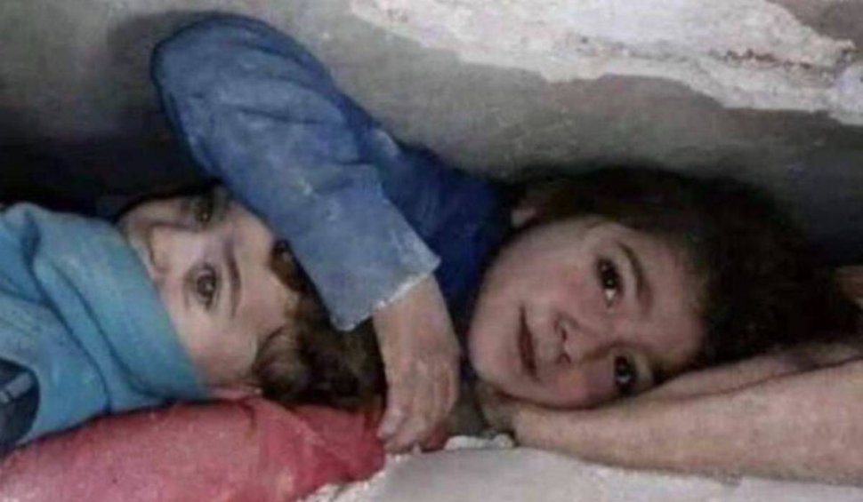 O fetiţă și-a protejat fratele cu propriul trup, timp de 17 ore, după ce clădirea în care se aflau s-a prăbuşit la cutremur, în Siria