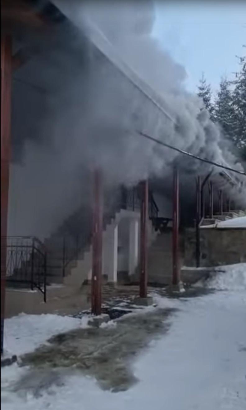 Incendiu la mănăstirea Sihăstria Putnei din Suceava. Pompierii au intervenit cu opt autospeciale 815482