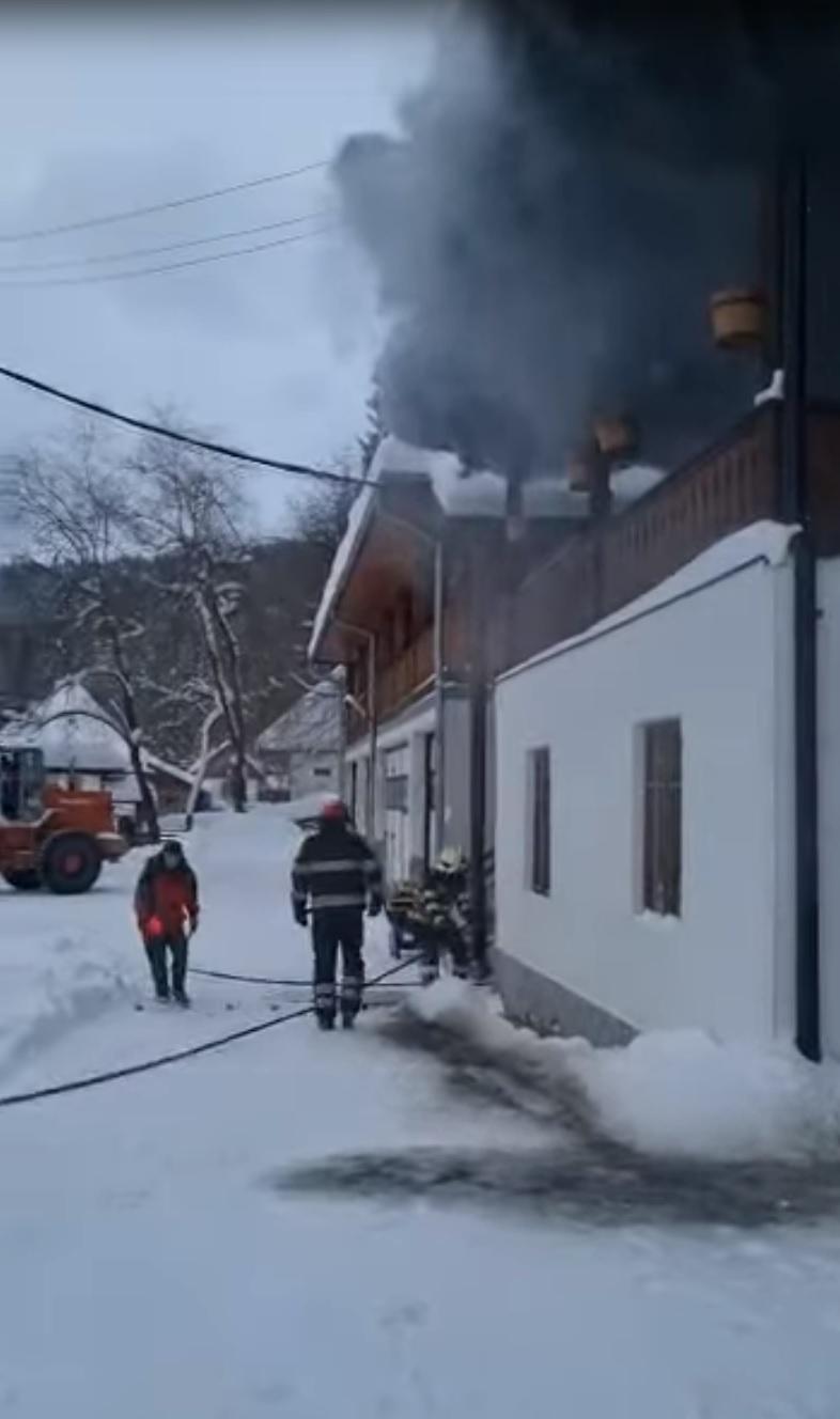 Incendiu la mănăstirea Sihăstria Putnei din Suceava. Pompierii au intervenit cu opt autospeciale 815483