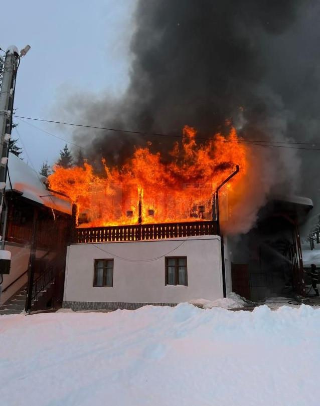 Incendiu la mănăstirea Sihăstria Putnei din Suceava. Pompierii au intervenit cu opt autospeciale 815523