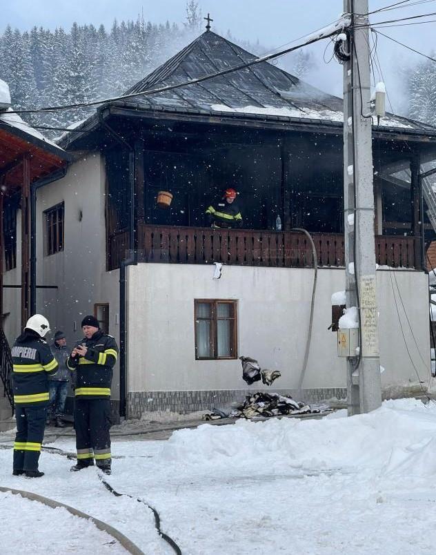 Incendiu la mănăstirea Sihăstria Putnei din Suceava. Pompierii au intervenit cu opt autospeciale 815524