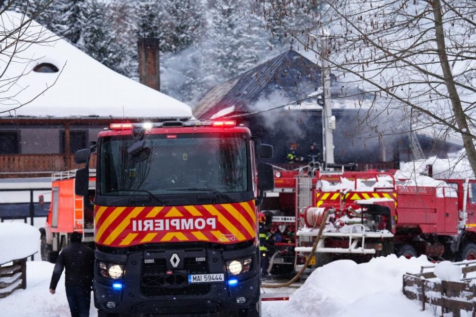 Incendiu la mănăstirea Sihăstria Putnei din Suceava. Pompierii au intervenit cu opt autospeciale