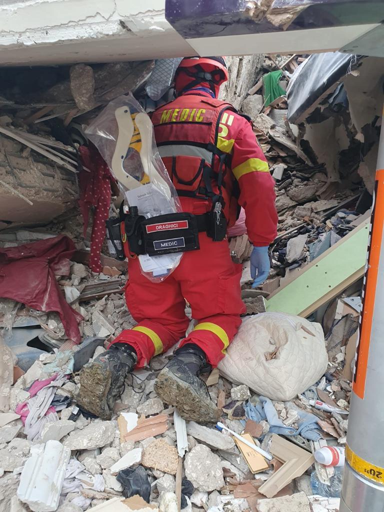 Salvatorii români au scos o familie de sub un bloc de nouă etaje prăbuşit la cutremur, în oraşul Antakya din Turcia 815683