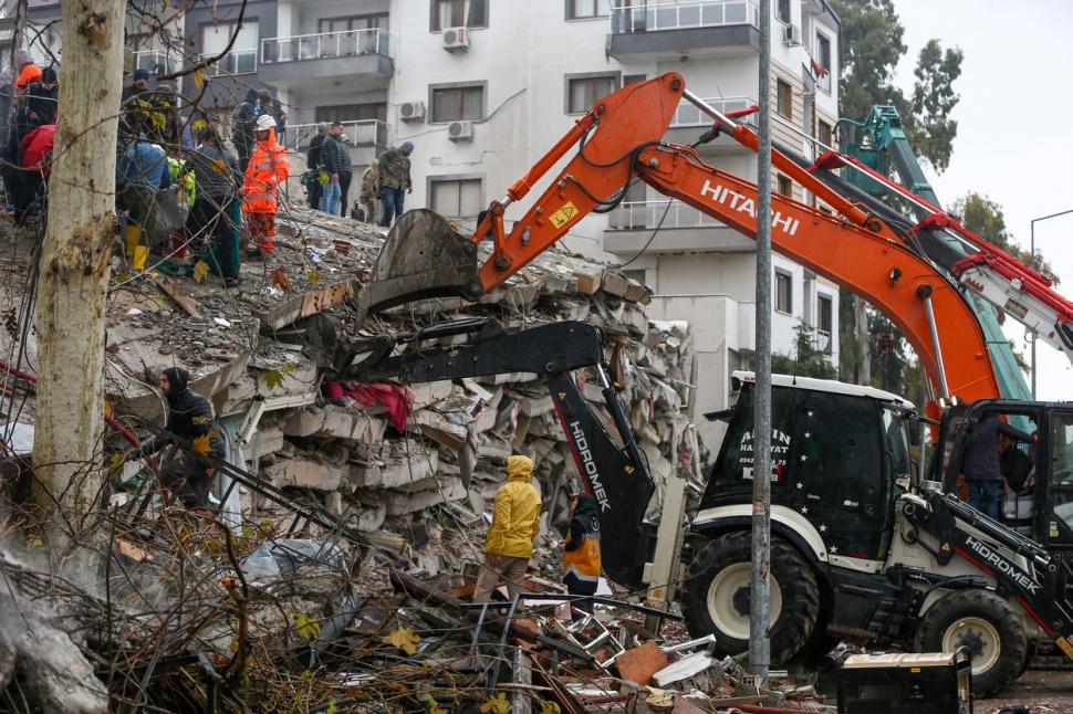 Un profesor de fizică din Iaşi a calculat intensitatea cutremurului din Turcia şi Siria: "Cât 360 de bombe" | Ce putem face pentru a evita un dezastru în România  815626