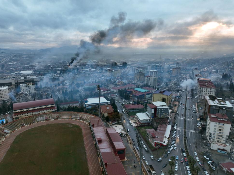 Un profesor de fizică din Iaşi a calculat intensitatea cutremurului din Turcia şi Siria: "Cât 360 de bombe" | Ce putem face pentru a evita un dezastru în România  815627