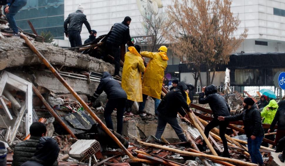 Un profesor de fizică din Iaşi a calculat intensitatea cutremurului din Turcia şi Siria: "Cât 360 de bombe" | Ce putem face pentru a evita un dezastru în România  815628