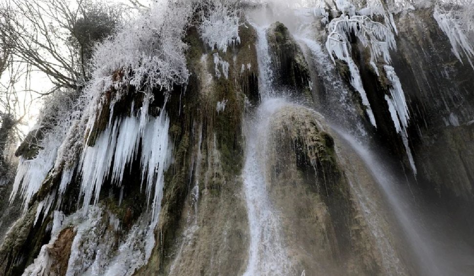 Fenomen spectaculos în Hunedoara | Cascada Clocota, înghețată pe jumătate și învăluită de aburi