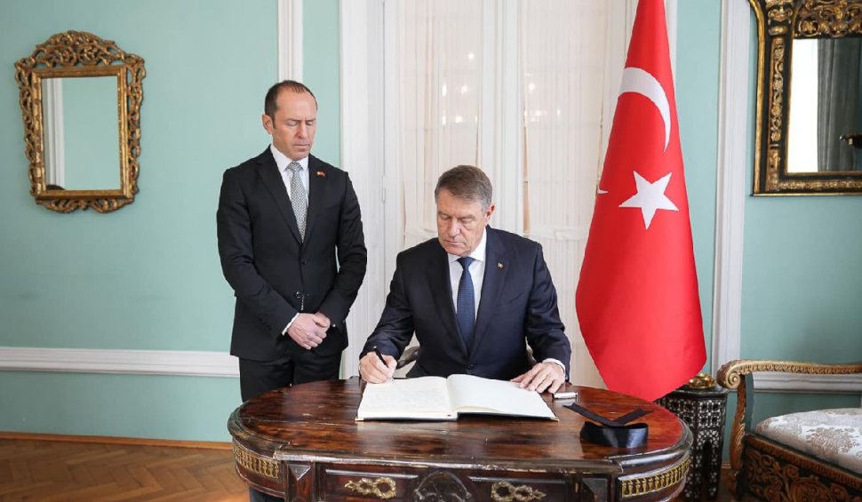 Klaus Iohannis a semnat în Cartea de condoleanțe, deschisă la Ambasada Turciei la București: "Suntem solidari cu poporul turc"