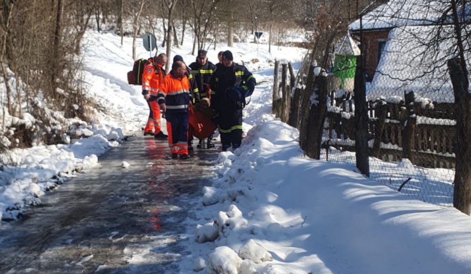 Pacient dus cu prelata la ambulanță, de medici și pompieri, din cauza drumului acoperit de zăpadă, în Hunedoara