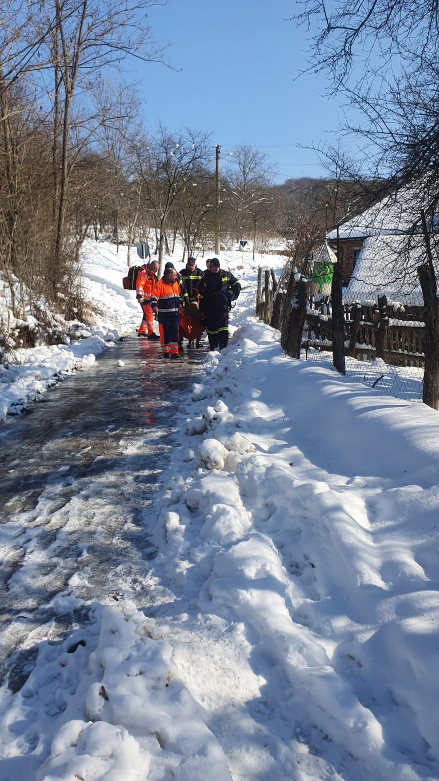 Pacient dus cu prelata la ambulanță, de medici și pompieri, din cauza drumului acoperit de zăpadă, în Hunedoara 815883